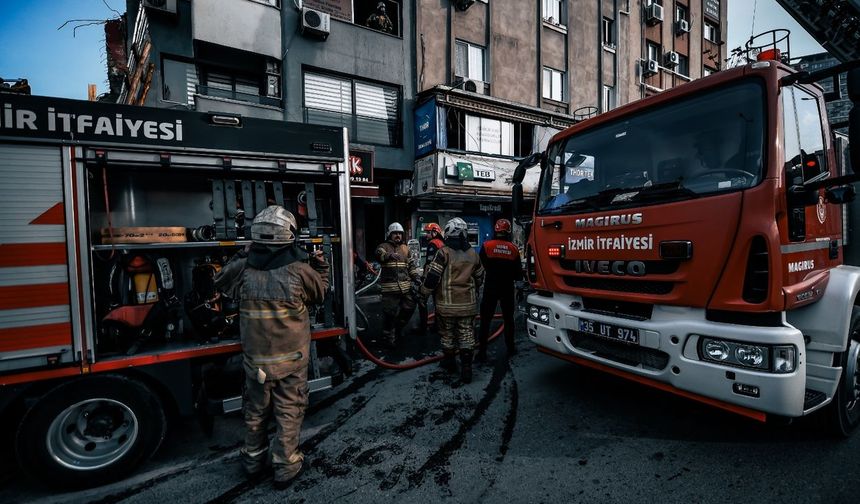 Bornova'da iş hanında kokutan yangın!
