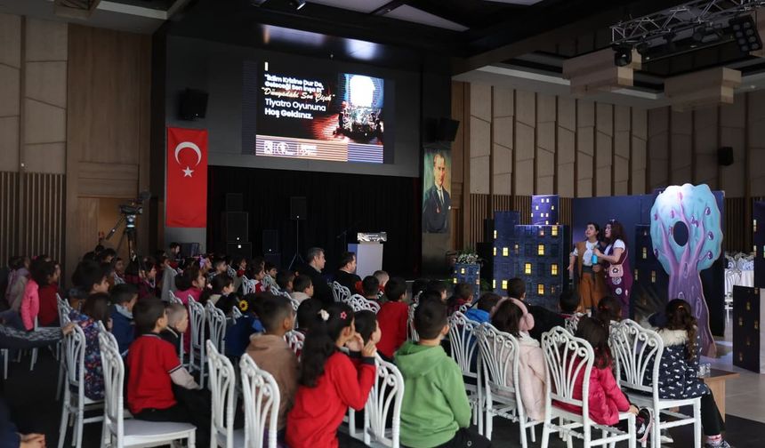 Eğlenceli ve öğretici çocuk tiyatrosu,miniklerden büyük beğeni topladı
