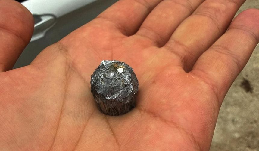 Kahvaltı yaptıkları odanın penceresine domuz kurşunu isabet etti