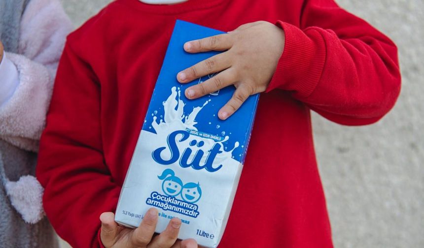 Kuşadası Beledi̇yesi̇ dağıtıyor mi̇ni̇kler sağlıkla büyüyor