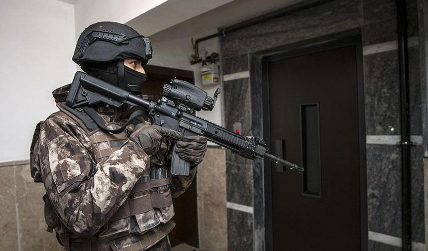 Özel harekat Çeşme'de firari zanlıyı yakaladı