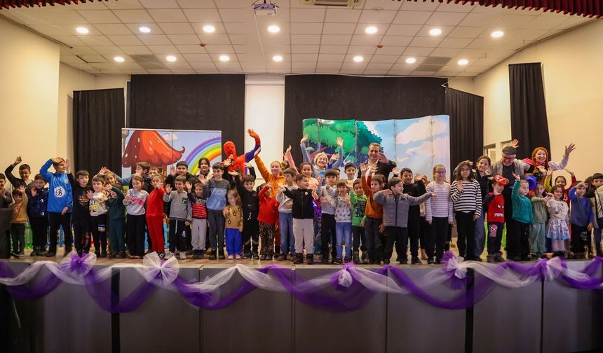 Efeler'de ara tatil tiyatro şenliğine dönüştü