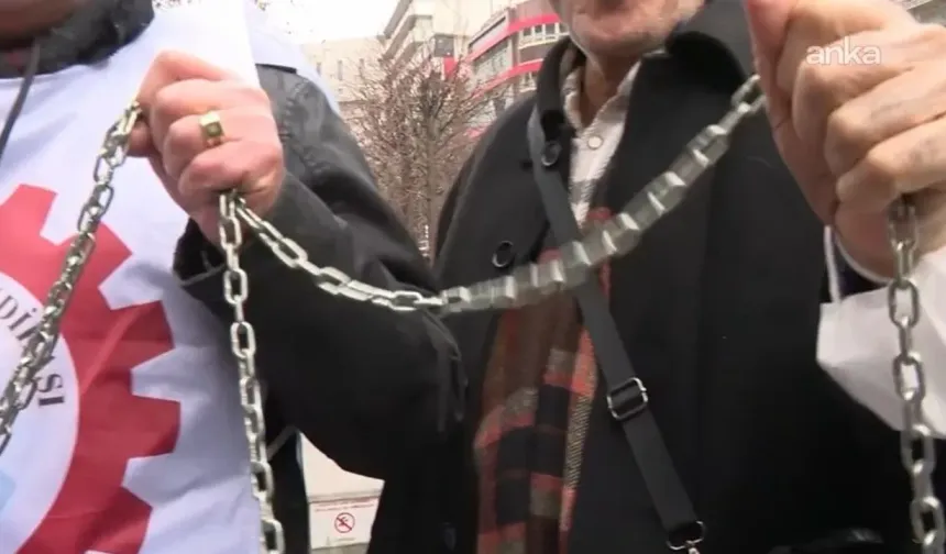 Emekliler kendini zincire vurdu