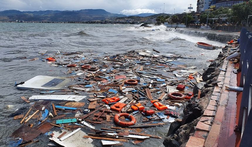 Fırtına ve yağış İzmir'i kilitledi!