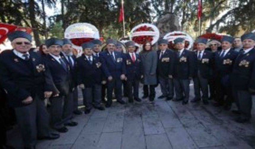 Karşıyakalılar Zübeyde Anne'yi kabri başında andı