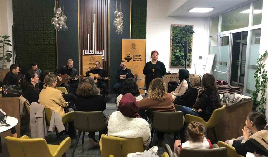 Öğretmenler hem çaldı, hem söyledi