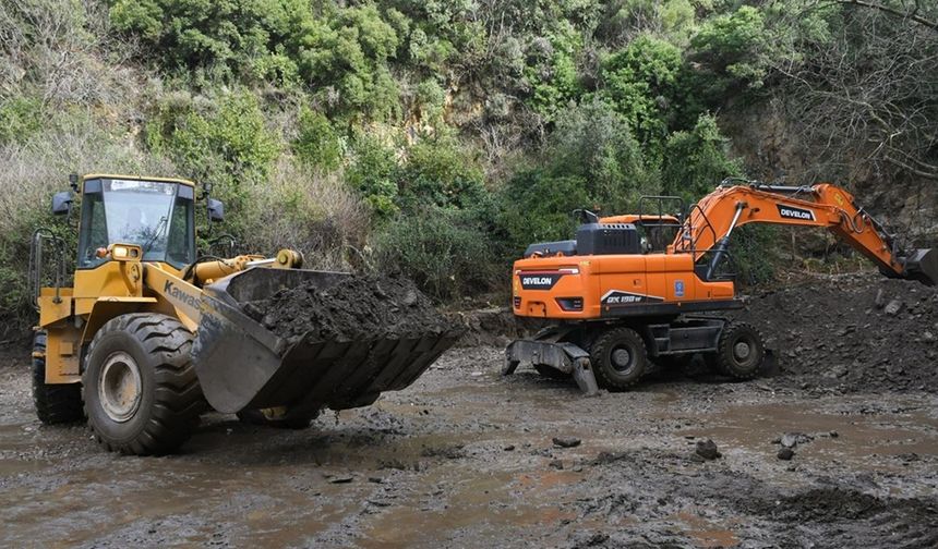 Sağanak sonrası belediye ekipleri sahada