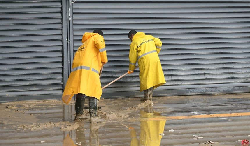 Sağanak sonrası Kuşadası Belediyesi görev başında