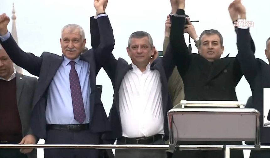 Adana'da miting gibi buluşma! Özel'den Karalar çağrısı