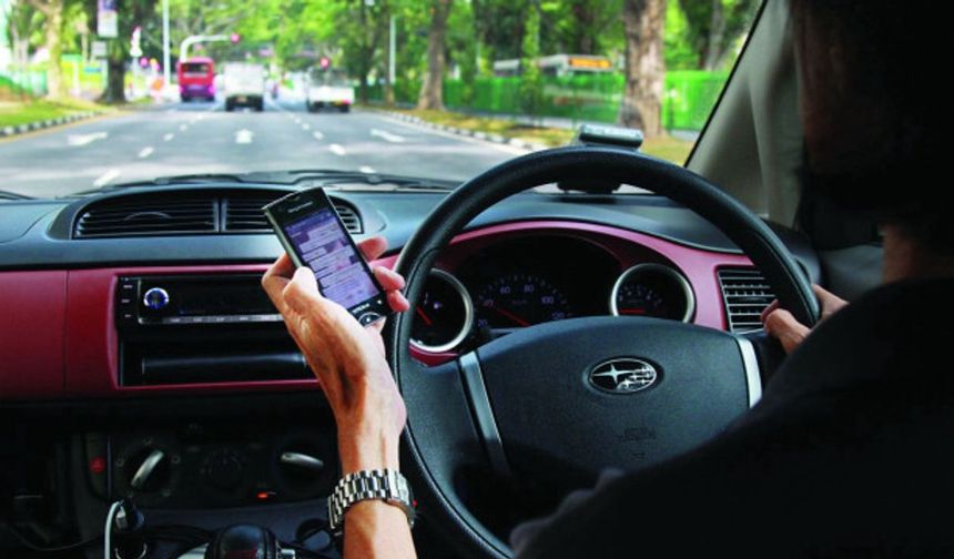 Direksiyonda telefon kullanana 5 bin lira ceza