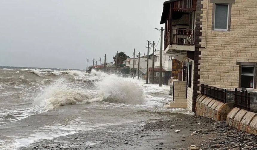 Fırtına etkisini gösterdi: Kıyı ile deniz birleşti