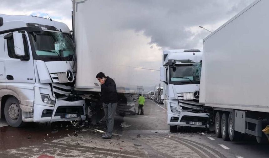İnegöl girişinde tanker tıra çarptı: 1 yaralı