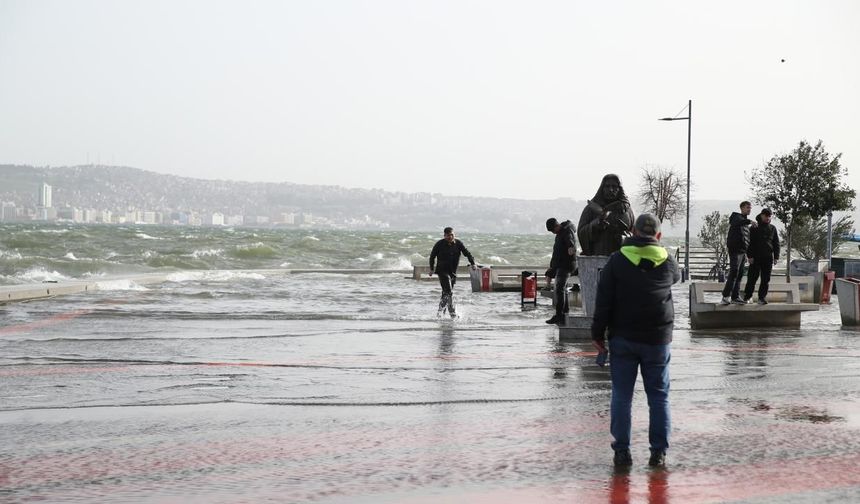 İzmir'de fırtına nedeniyle deniz taştı