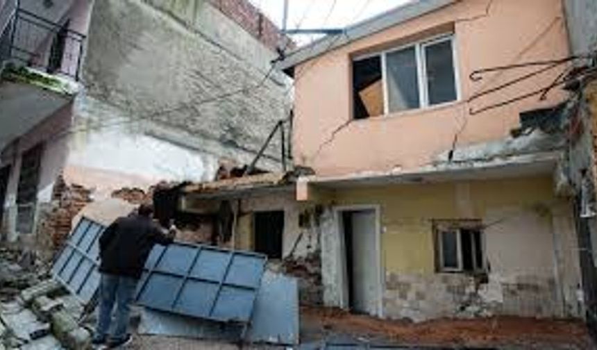 İzmir'de tünel inşaatında evleri zarar gören mahalleliden belediyeye tepki