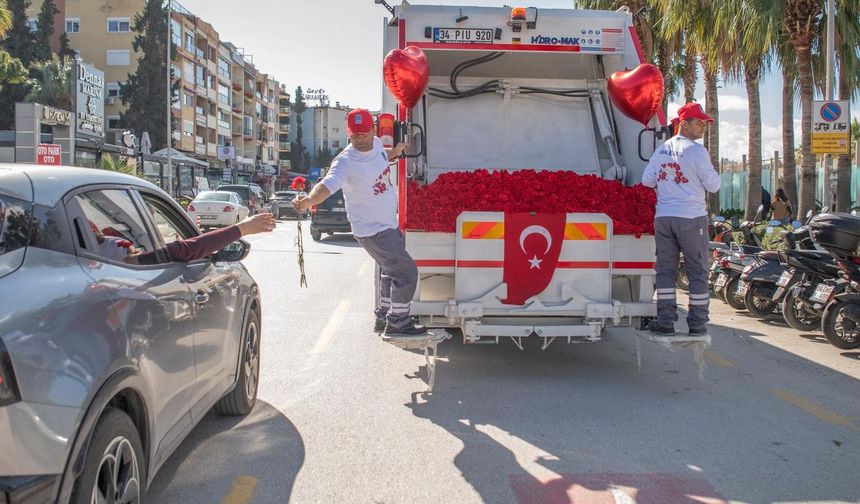 Kuşadası sokaklarında sevgi rüzgarı