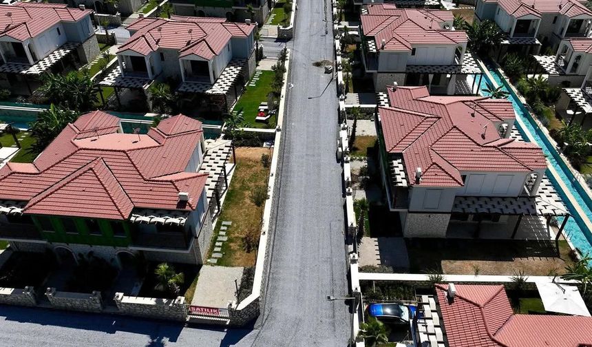 Kuşadası'nda asfalt seferberliği : Başkan Günel talimat verdi,yollar yenilendi