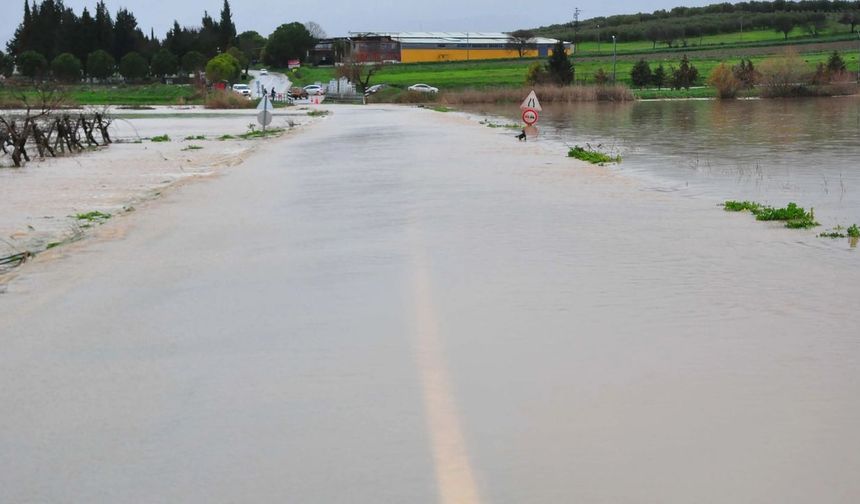 Manisa'da köprü sular altında kaldı