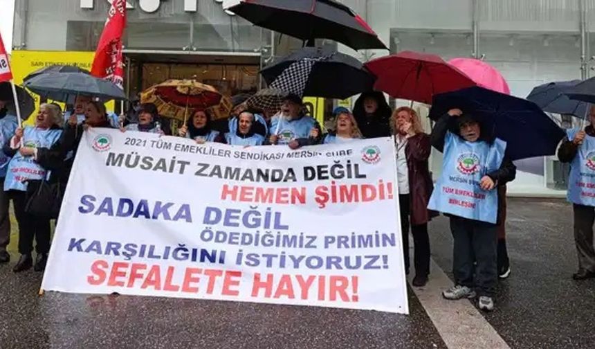 Mersin'de emekliler yağmura rağmen eylem yaptı