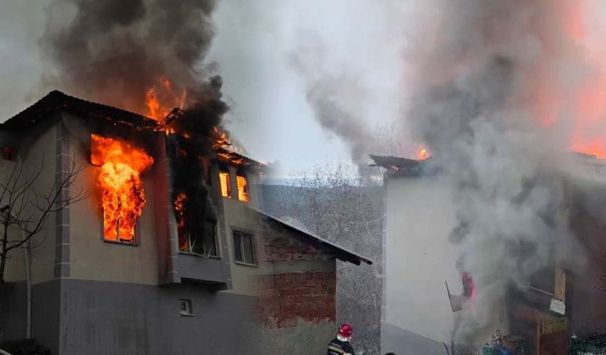 Mudurnu'da 2 katlı evde yangın çıktı