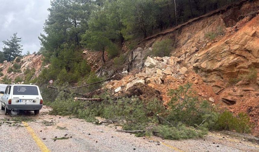 Muğla'da Sağanak Sonrası Heyelan: Yol Kısmen Trafiğe Kapandı