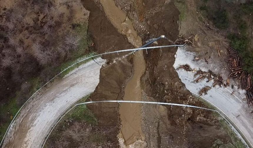 Ödemiş-Turgutlu yolu ikiye böldü!