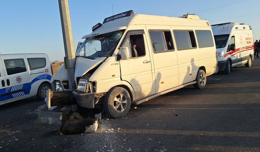 Şanlıurfa'da işçi servisi kaza yaptı: 15 yaralı