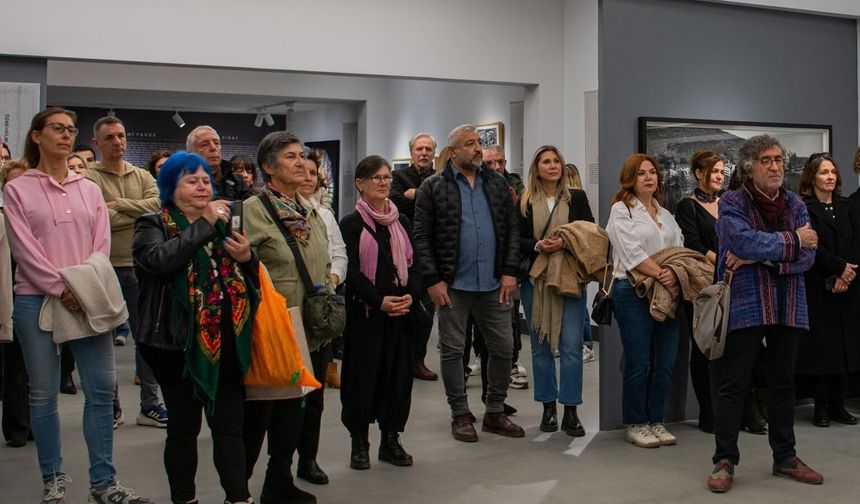 Sözcükler ve fotoğraflar ada modern'de bir araya geldi