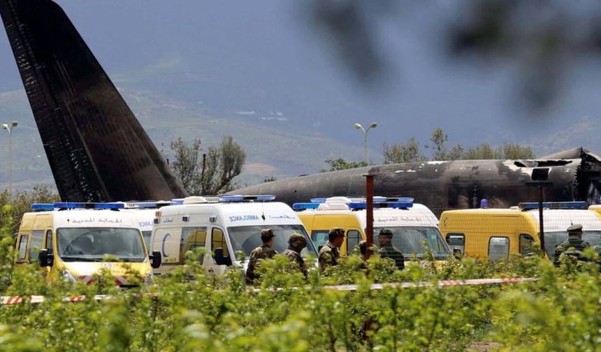 Cezayir'de askeri nakliye uçağı düştü: 2 ölü, 4 yaralı