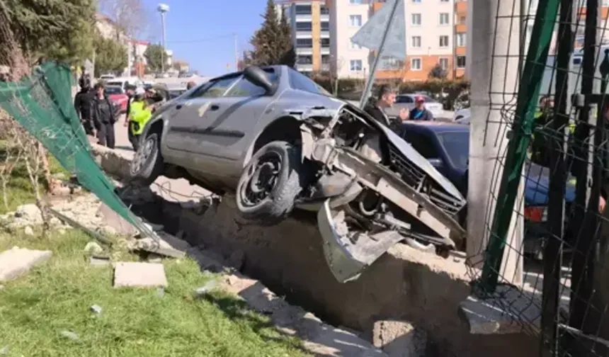 El freni çekilmeyen otomobil yokuş aşağı kaydı