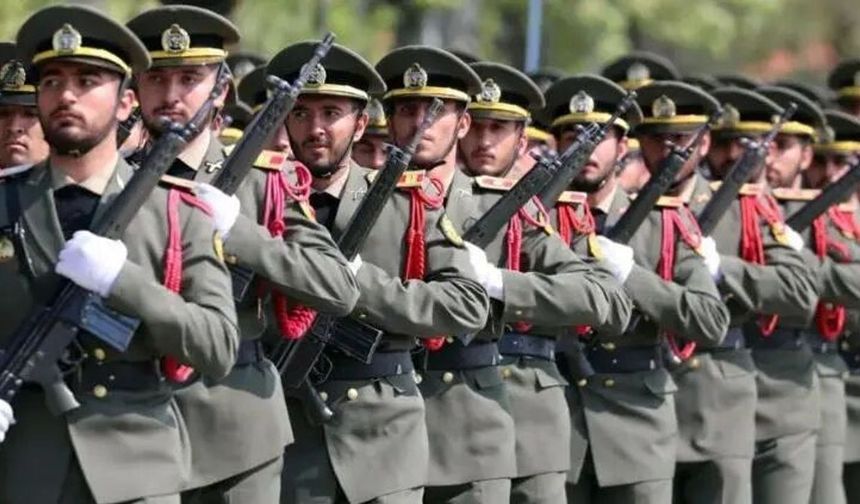 İran'da gönüllü seferberlikte yaş sınırı 12