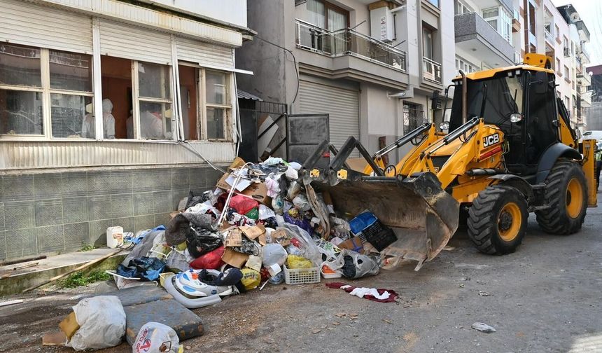 Karabağlar' da çöp ev tamamen temizlendi