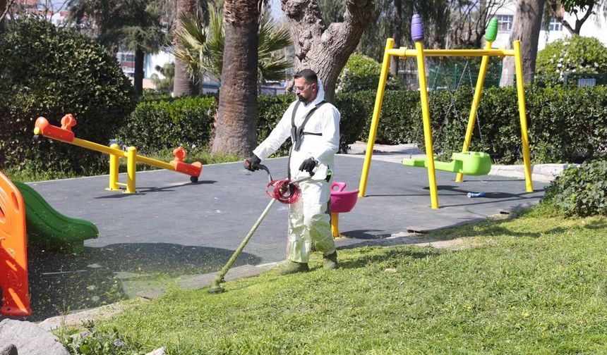 Konak'ın parkları bayramda çiçek gibi