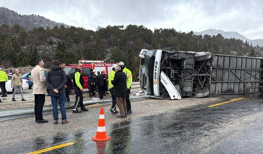 Konya-Antalya yolunda otobüs devrildi