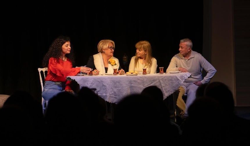 Kuşadası tiyatro günleri başladı