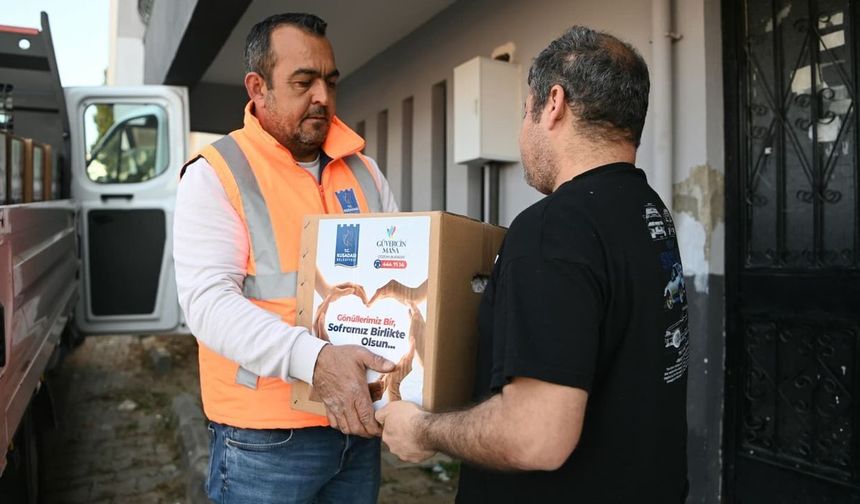 Kuşadası'nda ihtiyaç sahiplerine gıda kolisi ulaştırıldı