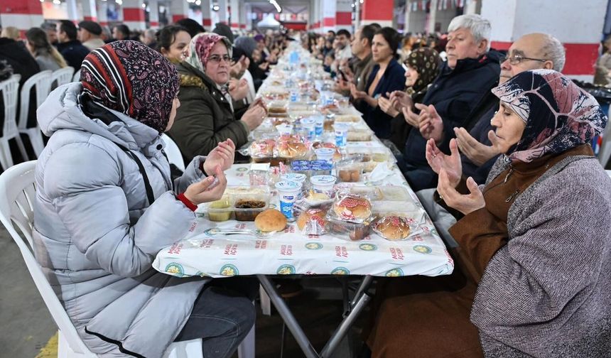 Manisa Büyükşehir Belediyesinin iftar sofrası Soma'da kuruldu