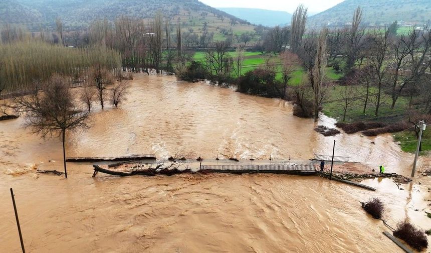 Mardin'de sağanak ve fırtına hayatı durdurdu