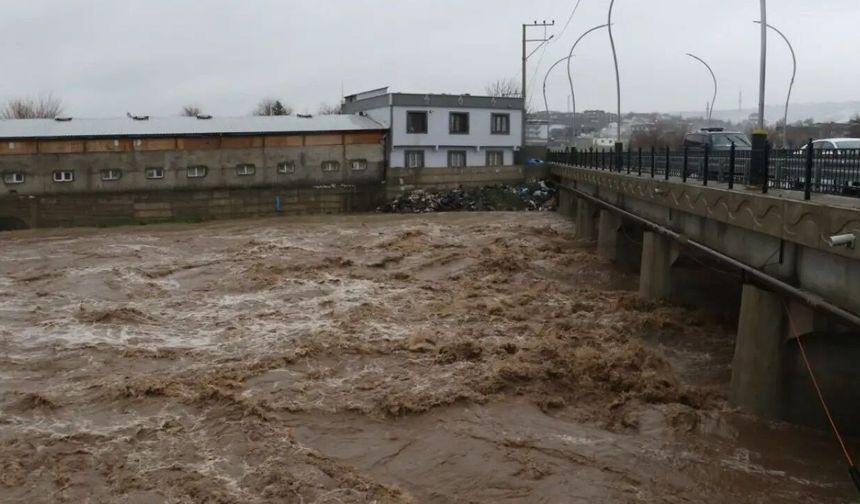 Şiddetli yağış Diyarbakır'ı vurdu!