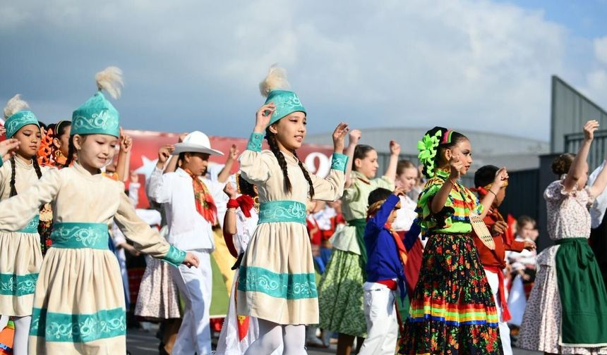 9 ülkenin çocukları aynı sahnede