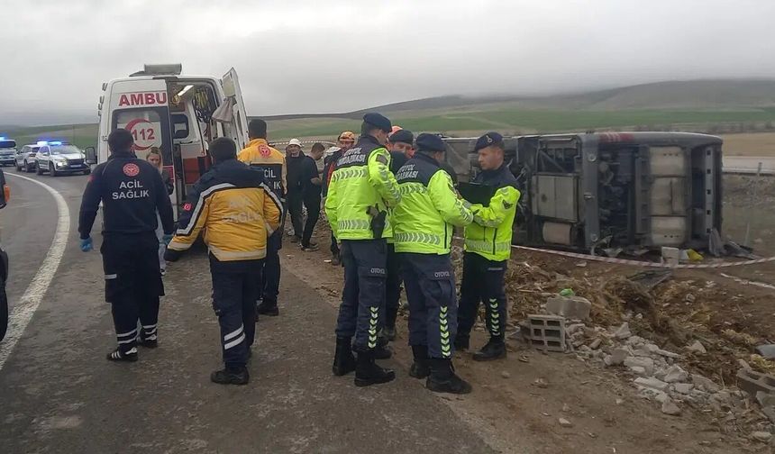 Aksaray'da tur otobüsü devrildi