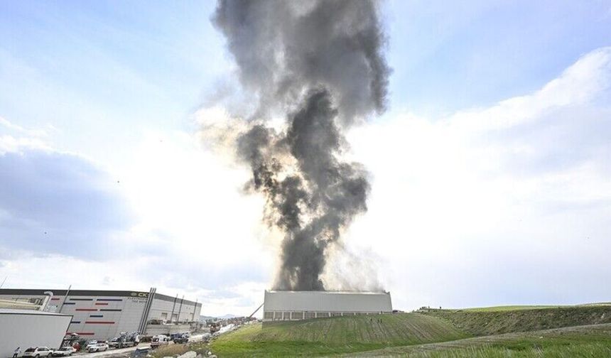 Ankara'da mobilya deposunda yangın çıktı