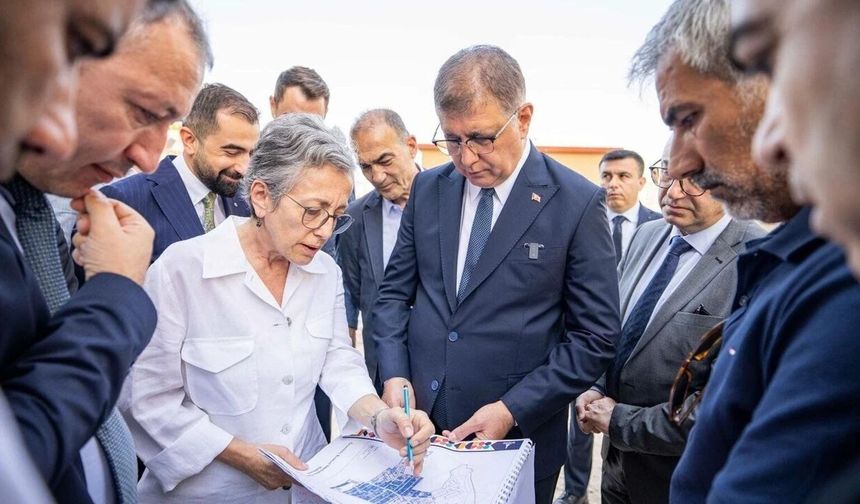 İzBB'den açılışlar, temel atma ve anahtar teslim törenleri