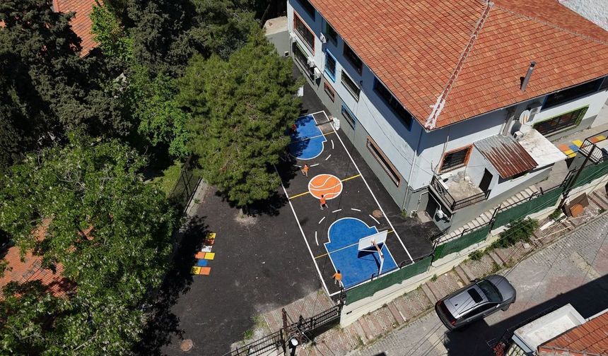 Konak'ta 'renkli dokunuş' okul bahçelerine de geldi