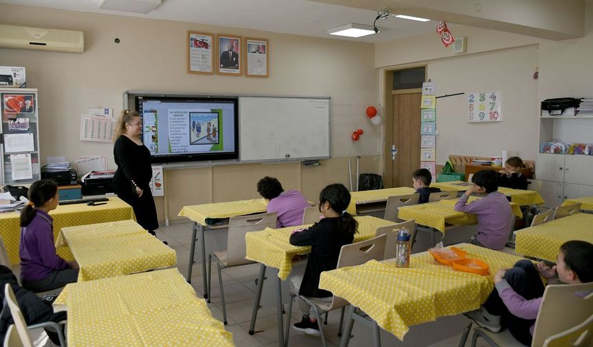 Kuşadası Belediyesi'nden öğrencilere çevre ve geri dönüşüm hizmeti
