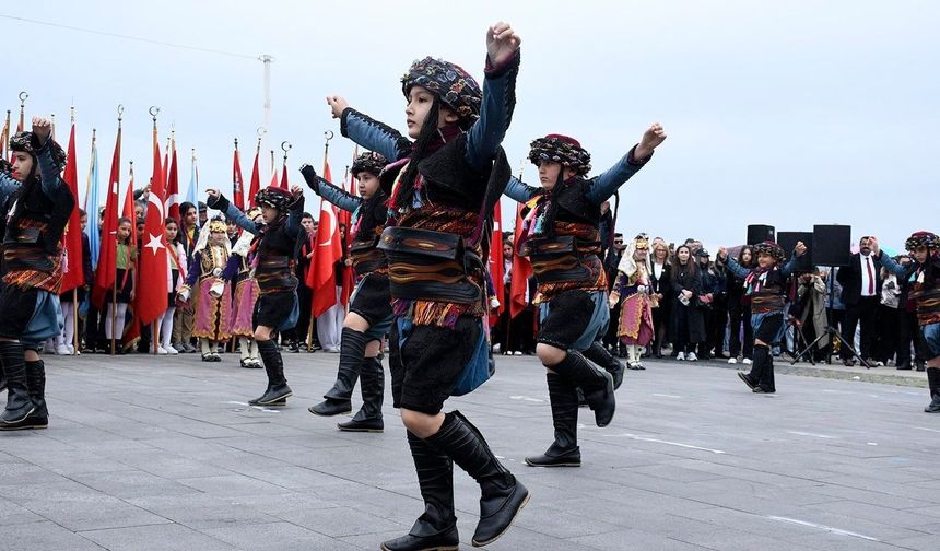 Kuşadası'nda 23 Nisan coşkuyla kutlandı