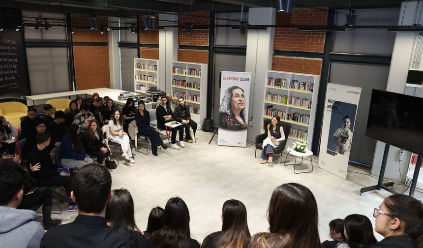 Nezaket Erden, 'Sennur Sezer' şiirleri okudu
