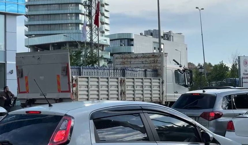 CHP Genel Merkezi çevresinde polis barikatları
