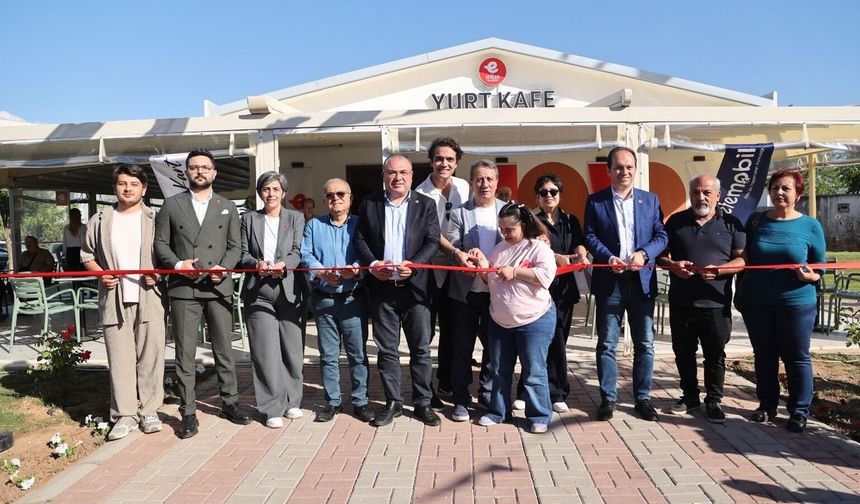 Efeler'de Yurt Kafe ve Işıklı Parkı açıldı