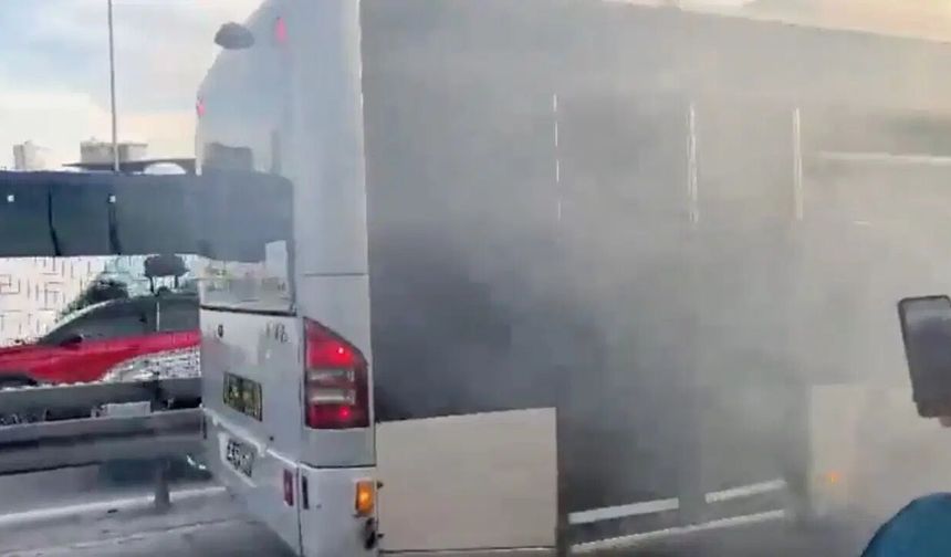 İstanbul'da Metrobüste Yangın: Seferler Kısa Süre Durdu