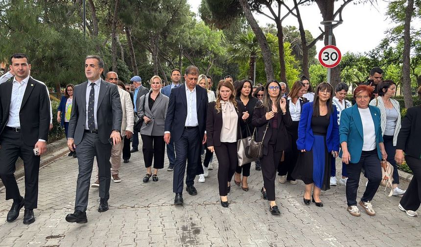 İzBB Olağan Meclisi tamamlandı: Meclis üyeleri CHP İl Başkanlığına yürüyor
